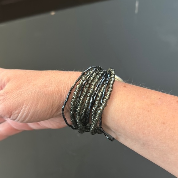 Elegant Black and Silver Beaded Bracelet - Picture 2 of 3